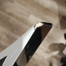 Detailní záběr na hranu bíleho a černého hudebního nástroje. V místě styku obou barev je viditelné odloupení laku a poškození povrchu. Žádné značky a…
