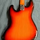 Zadní strana elektrické kytary s tělem v červeno-žlutém sunburst provedení. Na spojení krku a těla je kovovýdeska s nápisem STEEL ADAPTABLE NECK. Pov…