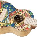 Akustické ukulele s barevným ornamentálním vzorem na lícové dece v žlutých, červených a modrých odstínech. Nástroj má dřevěný povrch boků a hřbetu, s…