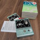 Kytarový efekt pedál značky DEATH BY AUDIO s názvem APOCALYPSE v modrozelené barvě. Na horní straně jsou ovládací prvky: knoflíky VOL, DRIVE a Sweepa…