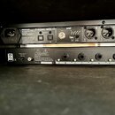 Zadní strana dvou rackových zařízení. Horní přístroj má nápisy BEHRINGER ULTRAGAIN PRO-8 DIGITAL MODEL ADA8000, sekce 8-CHANNEL DIGITAL I/O s konekto…