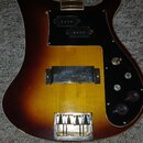 Elektrická kytara s tělem v barvě sunburst a černým pickguardem. Na kytaru jsou instalovány dva humbuckery, ovládací knoflíky a přepínač. Povrch těla…