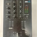 Černý kompaktní DJ mixér s nápisy RELOOP a RMX10BT COMPACT BLUETOOTH DJ MIXER. Zařízení obsahuje dva kanály s ovládacími knoflíky pro PHONO, BT a EQ…