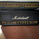 Dvě zařízení značky Marshall v černém provedení. Horní jednotka má zlatý panel s nápisy BASS STATE a Marshall, obsahuje řadu ovládacích knoflíků a vs…