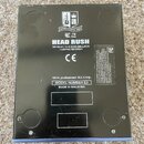 Zadní strana černého efektového pedálu s nápisy. V horní části je logo s textem ARMI SINCE 1999, čínské znaky a název HEAD RUSH TAP DELAY / TAPE ECHO…