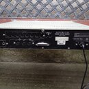 Zadní strana bílého elektronického zařízení s černým panelem konektorů. Na panelu jsou nápisy AKAI ELECTRIC CO., LTD., MODEL NUMBER S2000 a MADE IN C…