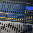 Digitální mixážní pult PreSonus STUDIOLIVE 16.0.2 USB v šedé barvě. Zařízení obsahuje řadu faderů, tlačítek a LED indikátorů úrovně signálu. V pravé…