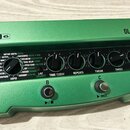 Zelený kytarový efekt Line 6 DL4 MkII. Na přední straně jsou čtyři ovládací knofíky s popisky REPEATS, TWEAK, TWEEZ a MIX oraz čtyři spínací tlačítka…