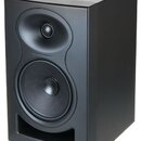 Černý studiový monitor v hranatém provedení. Na přední straně jsou umístěny dva reproduktory a v dolní části je vidět logo s nápisem KALI. Povrch je…