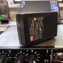 Černý síťový adaptér s nápisem MVV, Order No.: GS36E24-P1J a MODEL NO: GS36E24. Na štítku jsou uvedeny parametry INPUT: 100-240V ~ 50/60Hz, 0.7A a OU…