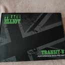 Černý papírový obal s motivem britské vlajky v šedé barvě. V levém horním rohu je zelený nápis TRACE ELLIOT a v pravém dolním rohu zelený nápis TRANS…