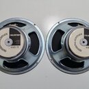 Dvě identické reproduktory z pohledu zezadu. Jsou vybaveny stříbrným kovovým rámem a magnetem s bílým štítkem, na kterém je černý nápis CELESTION, G1…