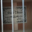 Fotografie zachycuje vnitřek akustického nástroje s viditelnou štítkovou nálepkou. Na bílém štítku s ozdobným rámem je napsáno logo Palo Vitaso, Mode…