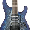 Elektrická kytara s modrým výrazným vzorem na těle. Nástroj má tři černé humbuckery, černý most s páčkou a dva ovládací knoflíky. Na těle nejsou vidi…