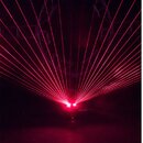 Fotografie zachycuje červený laserový efekt v temném prostoru. Z jednoho zdroje vychází vějíř rovných červených paprsků směřujících do horní části sn…