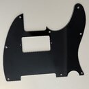 Černý plastový pickguard pro elektrickou kytaru. Povrch je hladký a lesklý, s několika vyvrtanými otvory pro šrouby. Na dílu nejsou žádné viditelné z…
