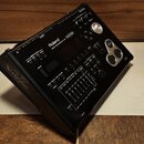 Černý elektronický perkusní modul Roland DRUM SOUND MODULE TD-30. Zařízení má digitální displej, numerické pole a několik ovládacích knoflíků a tlačí…