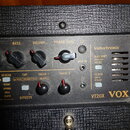 Detail ovládacího panelu kytarového komba značky VOX, model Valvetronix VT20X. Panel obsahuje čtyři otočné knoflíky s popisky MIDDLE, BASS, VOLUME a…