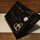 Černý elektronický bicí modul Roland DRUM SOUND MODULE TD-30. Na horním panelu je digitální displej, několik posuvníků a ovládacích tlačítek. V pravé…