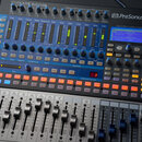 Digitální mixážní pult s nápisem STUDIOLIVE 16.0.2 USB a logem PreSonus. Zařízení obsahuje modré ovládací prvky, posuvníky, řadu tlačítek a LCD displ…