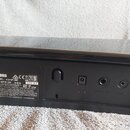 Fotografie zachycuje zadní část černého hudebního nástroje s bílým štítkem. Na štítku je uvedeno logo KORG a text MODEL: microPIANO, AC ADAPTOR DC9V,…
