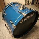Modrý basový buben s černým předním blacháčem. Na blacháči je bílý nápis YAMAHA a doprovodné logo. Buben má chromované panty, napínací šrouby a horní…