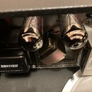 Detail vnitřku elektroniky s dvěma velkými vacuumovými elektrony s chromovaným povrchem. Jsou zde vidět dva transformátory značky Mercury Magnetics,…