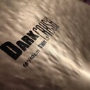 Detailní záběr na povrch kovového činely s viditelným broušením. Na povrchu je černý nápis DARK CRASH a pod ním menší text 16"/40 cm. Barva je stříbr…