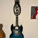 Elektrická kytara s modročerným přechodovým povrchem a tmavým hnedým hmatníkem. Na hlavě je bílý nápis Epiphone. Kytara má dva humbuckery, dva ovláda…