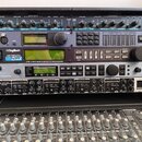 Sada rackového audio vybavení v černém přepravním case. Z horní části jsou viditelné zařízení s nápisy dbx 166A, DriveRack PA a DigiTech StudioOne. P…