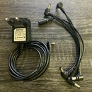 Černý síťový adaptér s nápisem RockPower Power Supply. Na štítku jsou uvedeny údaje: Model NO.RP70 BT EU230V11E 091308-4, Input: 100-240V AC 50/60Hz…