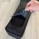Černý textilní pouzdro s otevřenou zipovou kapsou. Na jehlovce zipu je žlutý nápis ROCKBOARD. Vnitřek kapsy je vyložen černým materiálem.