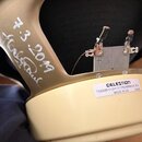 Detail zadní strany reproduktoru v krémovém rámu. Na bílém štítku je nápis CELESTION T5890B G12H-75 CREAMBACK 8Ω MADE IN UK HA25. Na rámu je ručně na…