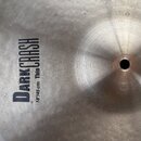 Kovový činel s matným, tmavě šedým povrchem a viditelným broušením. Na povrchu je černý nápis DARKCRASH a pod ním menší text 18"/45 cm Thin CRASH. Po…