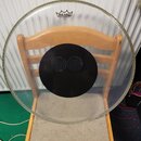 Průhledná bubenová blána s černým kruhem uprostřed a dvěma malými otvory. V horní části je černé logo REMO s nápisem CONTROLLED SOUND a pod ním nečit…