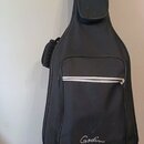 Černý polstrovatý pouzdro (gig bag) na kytaru. Na přední kapse je bílým nápisem logo Godin. Pouzdro má v horní části zipovanou kapsu s bílým zipem a…