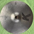 Kruhové činely z kovu s matným, broušeným povrchem. Na levé straně je nápis LIGHT HIHAT TOP 14" (35 cm), v horní části je logo Zildjian s nápisem ZIL…
