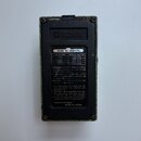 Zadní strana zeleného efektpedálu značky BOSS. Na zadní straně je nalepený štítek s nápisem BOSS AC ADAPTOR a tabulkou doporučených adaptérů pro různ…