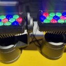 Dvě černé LED par světla s nastavitelným držákem. Každý reflektor obsahuje 12 kulatých LED diod v červené, zelené a modré barvě. Na přístrojích nejso…