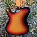 Zadní strana elektrické kytary s tělem v provedení sunburst (černá, červená a žlutá). Na zadní straně krku je kovová plocha s nápisem MADE IN JAPAN.…
