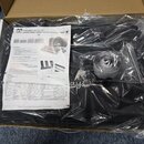 V kartonové krabici je v plastovém obalu černý softcase s bílým nápisem „dy 40“. Vedle něj je srolovaný šedý suchý zips a papírový návod s názvem „PP…