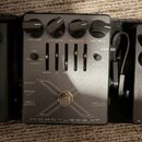 Černý kytarový efekt s nápisem MICRO TUBES X7 a DARKGLASS ELECTRONICS MADE IN FINLAND. Na horní straně jsou čtyři otočné ovířky s popisky LOW COMP, L…