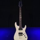 Bílá elektrická kytara s dvojstupňovitým tělem a tmavým hmatníkem. Nástroj má dva humbuckery, jeden ovládací knoflík hlasitosti a jeden tón. Na hlavě…