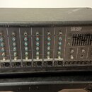 Černý míchací pult v texturovaném pouzdře s nápisem SR8300P POWERED MIXER a logem Fender. Přední panel obsahuje několik svislých kanálů s potenciomet…