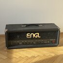 Černý kytarový kombo zesilovač s logem ENGL na přední mřížce. Na pravé straně ovládacího panelu je nápis Fireball 100. Přístroj má řadu ovládacích kn…