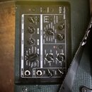 Tmavě zelený kytarový kombo zesilovač značky VOX, model MINI5 Rhythm. Přední panel obsahuje ovládací prvky Volume, Tone, Gain a Amp s několika přepín…