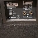 Detail zadní strany basové reprobedny s černým povrchem. Je zde vidět logo Laney a nápisy Power To The Music, RB410 a Richter Bass. Štítek obsahuje s…