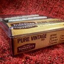 V průhledném plastovém obalu jsou dva bílé snímače s kovovými póly. Na kartonové vložce je uveden název PURE VINTAGE, označení TRS1 a logo TONERIDER…