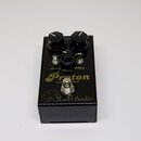 Černý kytarový efekt s nápisem Proton envelope Filter a logem 3Leaf Audio. Na horní straně jsou tři černé otočné knoflíky a dva přepínače s popisky R…