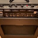 Zadní strana černého kytarového komba. Je zde vidět nápis VART AMPLIFICATION, model Special 6 ULTRA a sériové číslo AX 1081591. Na zadním panelu jsou…